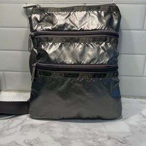 LeSportSac cross body 3 compartments. Good condition!